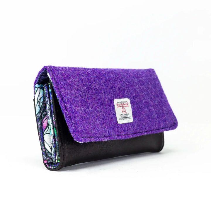 Angled view of Aurora leather purse featuring a Harris Tweed® exterior flap and lambskin leather body
